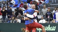 Jií Veselý a Luká Rosol slaví eské vítzství v kvalifikaci Davis Cupu.