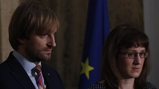 Hlavní hygienika eské republiky Eva Gottvaldová (vpravo) a ministr...