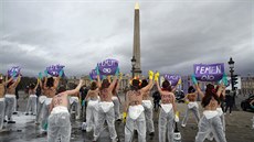 Skupina polonahých aktivistek z hnutí Femen protestovala na Mezinárodní den en...