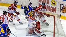 Olomoucký branká Branislav Konrád zasahuje proti zlínské anci.