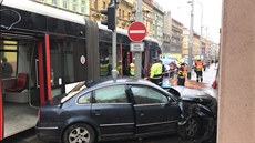 Nehoda tramvaje s autem v Plzeské ulici u tramvajové zastávky Bertramka.