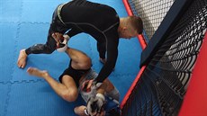 Reportér Matj Smlsal se utkal v kleci s MMA zápasníkem Michalem Nepraem.