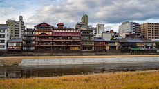V Kjótu se prolínají staré devné domy s novjím betonovým rázem msta.