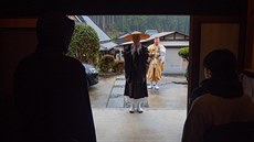 V Óhae ehná domm místní mnich doprovázený horským asketou Yamabushi.