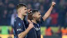 Filip Novák, Anthony Nwakaeme a Alexander Sorloth (zprava) oslavují gól...