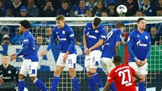 David Alaba (27) z Bayernu Mnichov st�ílí p�es ze� slo�enou z hrá�� Schalke 04.