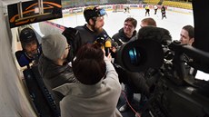 Litvínovský hokejista Michal Trávníek se vnuje médiím.