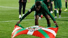 I�aki Williams z Athletiku Bilbao slaví s baskickou vlajkou.