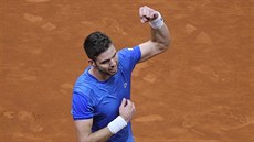 Jií Veselý slaví výhru nad Jozefem Kovalíkem v kvalifikaci Davis Cupu.