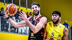 Vojt�ch Hruban (vlevo) z Nymburka úto�í p�es L. J. Rose z Olomoucka.