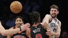 Joe Harris (vpravo) z Brooklynu p�ihrává kolem Cobyho Whitea z Chicaga, sleduje...
