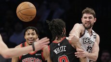 Joe Harris (vpravo) z Brooklynu pihrává kolem Cobyho Whitea z Chicaga, sleduje...