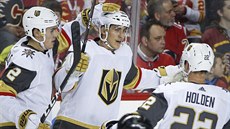 Zach Whitecloud, Tomá Nosek a Nick Holden (zleva) oslavují gól Vegas.