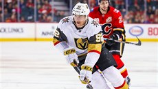 Tomá Nosek (92) z Vegas v zápase s Calgary.