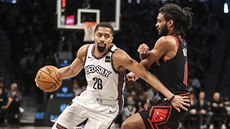 Spencer Dinwiddie (26) z Brooklynu se snaí obtoit kolem Cobyho Whitea z...