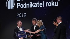 EY Podnikatel roku 2019 Oliver Dlouhý přebírá cenu od premiéra Andreje Babiše a...