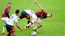 Zlatan Ibrahimovic v dresu AC Milán v souboji o balon b�hem zápasu italské ligy...