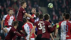 Sparanský gólman Milan Hea se snaí vyboxovat centrovaný balon, na který...