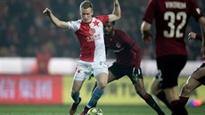 Slávistický záloník Petr evík tancuje s míem u nohy.