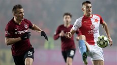 St�ídající slávistický úto�ník Petar Musa sklepává balon za bedlivého...