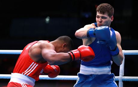 eský boxer Milo Bartl (v modrém) v olympijské kvalifikaci v Londýn.
