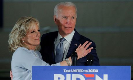 Demokratický kandidát Joe Biden se svou enou Jill pi pedvolební ei v...
