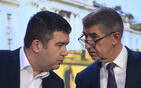 Ministr vnitra Jan Hamáek (vlevo) a premiér Andrej Babi na tiskové konferenci...