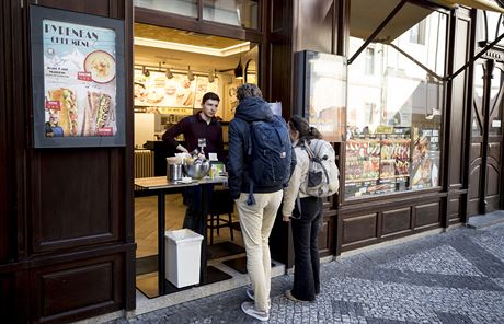 Restaurace a fastfoody musely kvli rozhodnutí vlády uzavít vnitní prostory....