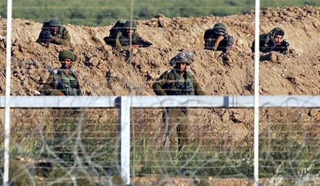 Izraeltí ostelovai na druhé stran hraniního plotu v Pásmu Gazy. (15....
