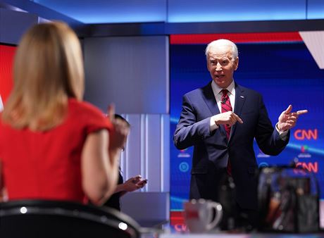 Prezidentský kandidát Joe Biden ped televizní debatou. (18. bezna 2020)