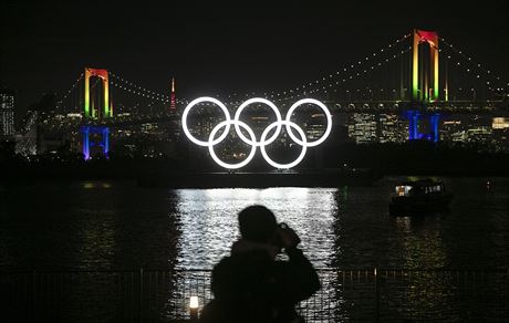 Rozzáené olympijské kruhy v Tokiu. Jene uskutení se vbec hry v japonské metropoli? 