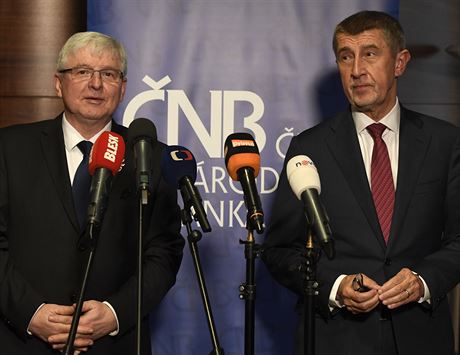 Premiér Andrej Babi (vpravo) a guvernér eské národní banky (NB) Jií Rusnok...