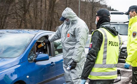 Slovenská policie kontroluje v souvislosti s koronavirem auta na píjezdu z...