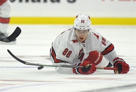 Martin Neas z Caroliny bojuje o puk na led Los Angeles.