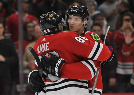 Patrick Kane (vlevo) a Dominik Kubalík oslavují gól Chicaga.