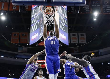 Joel Embiid z Philadelphie smeuje v zápase s Detroitem.