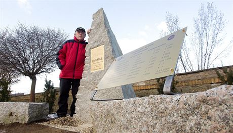 Památník ve Vísce, který pipomíná sestelení amerického bombardéru v beznu 1945, slavnostn odhalili v beznu 2015, sedmdesát let po události. Na snímku pedseda sdruení Víska Frantiek Tuhý.