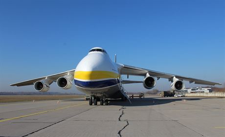 Velkokapacitní ukrajinský letoun An-124 Ruslan, který do eska pepraví z íny...