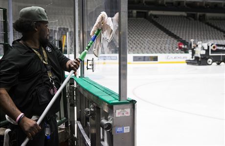 NHL hledá cestu, jak pomoct zamstnancm stadion, kteí pili o práci.