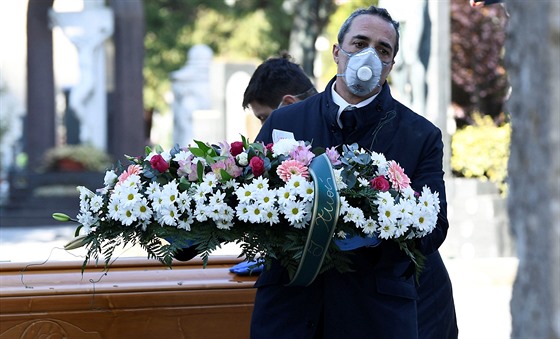 Pohřeb oběti nemoci COVID-19 v Bergamu (16. března 2020)
