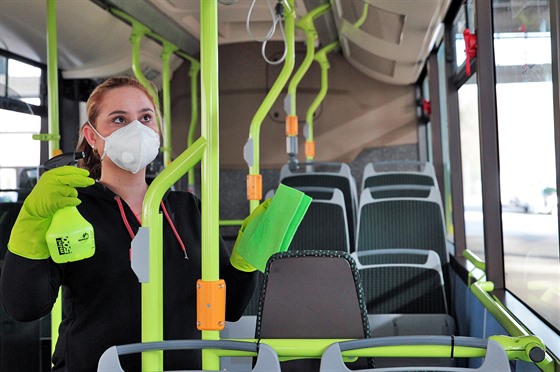 Úklidová firma zajišťuje dezinfekci autobusů karlovarského dopravního podniku v...