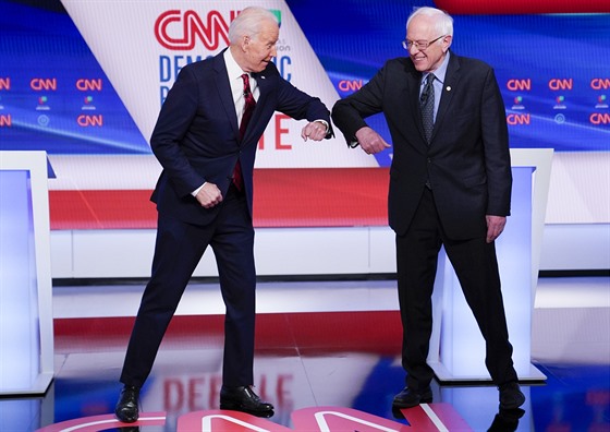 Joe Biden a Bernie Sanders se zdraví před debatou. Kvůli šíření koronaviru se...