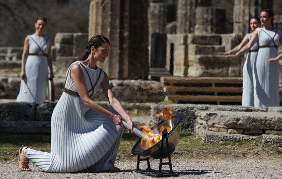 Zapálení olympijského ohn ve staroecké Olympii. (12. bezna 2020)