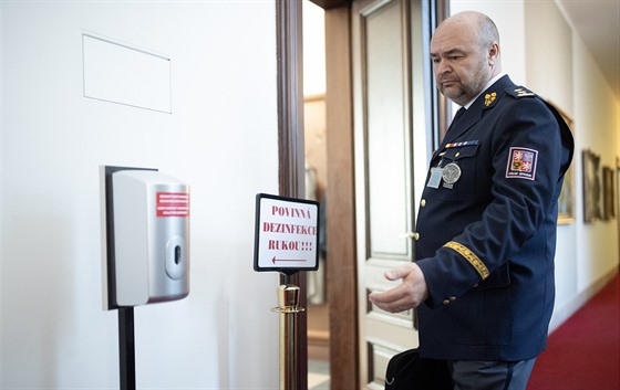 P�ed vstupem na �tvrte�ní jednání vlády, kde se budou �e�it dal�í opat�ení k...