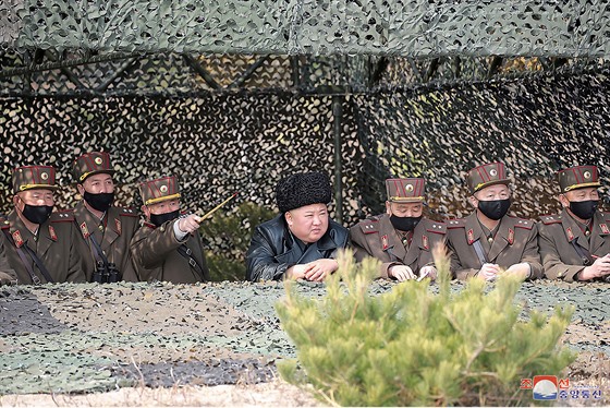 Severokorejský vdce Kim ong-un ve tvrtek dohlíel na vojenské cviení. (12....