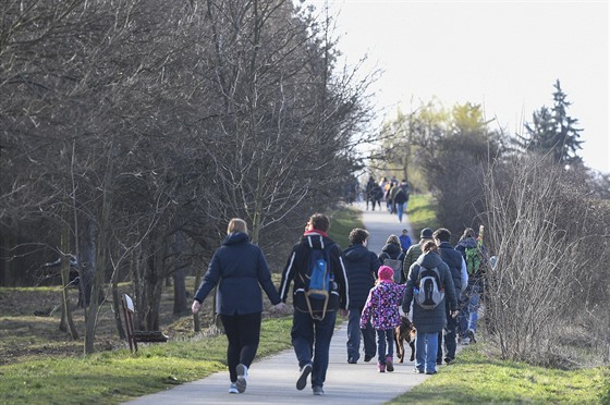 Desítky lidí v neděli vyrazily na procházku do Prokopského údolí v Praze. (15....