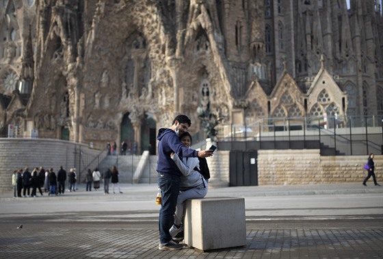 Turisté se fotí ve panlské Barcelon ped bazilikou Sagrada Familia. (13....