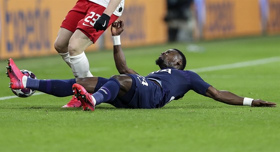 Serge Aurier (Tottenham) skluzuje.