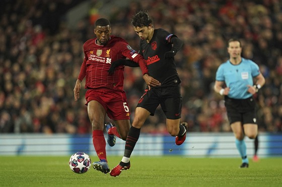 Georginio Wijnaldum z Liverpoolu a Joao Félix z Atlétika Madrid bojují o balon.