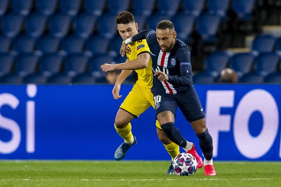 Neymar (PSG) vede mí, sleduje ho Raphael Guerreiro z Dormundu.